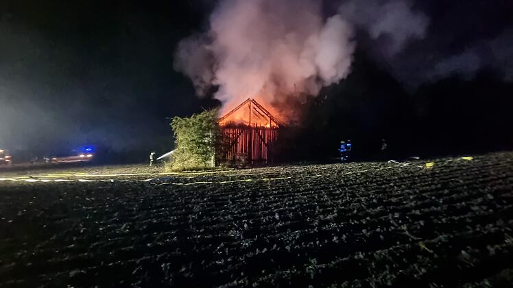 Feuer bei Lehrberg: Scheune brennt lichterloh