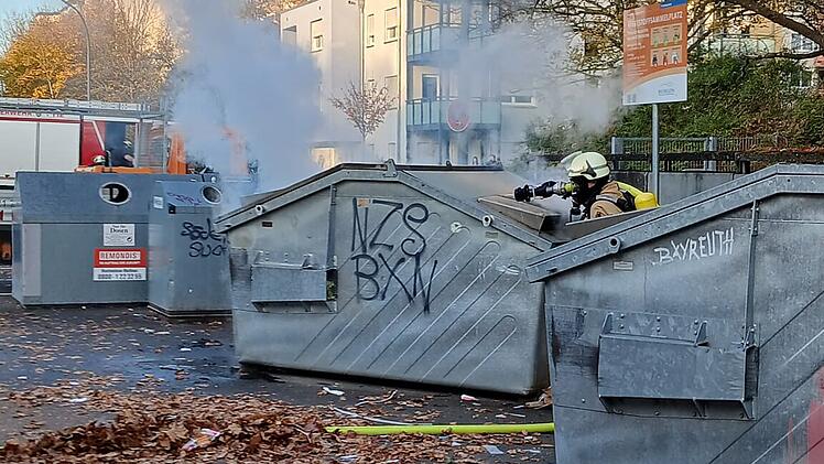 "Eine Reihe an Einsätzen hielt die Feuerwehr auf Trab" - unter anderem auch zwei Containerbrände
