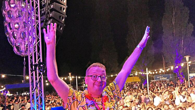 Ente gut, alles gut: Unser Reporter sorgte bei seinem Auftritt mit der M&uuml;nchner Partyband &bdquo;7 Promille&ldquo; f&uuml;r Stimmung auf der B&uuml;hne des Altmain-Weinfestes.