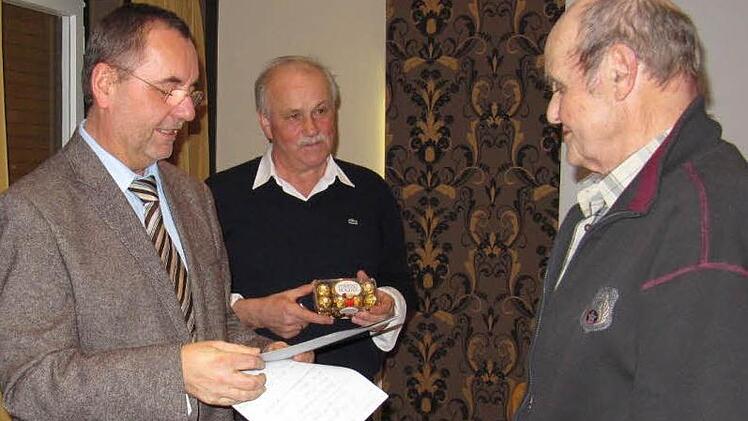 Für seine 50-jährige Mitgliedschaft im Verein wurde auch Andreas Schorn aus End (rechts) ausgezeichnet. Bad Staffelsteins Bürgermeister Jürgen Kohmann (links) und Hans Hetzel vom Verkehrs- und Gartenbauverein überreichten die Urkunde und ein kleines Präsent an das treue Mitglied.