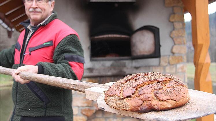 Norbert Henning serviert das Endprodukt.