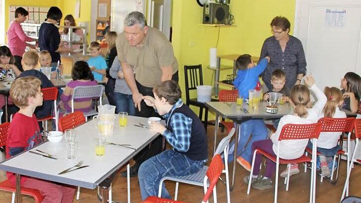 "Na, schmeckt's?" Der Bürgermeister war den Schülern und künftigen Wählern schon bekannt.Foto: Ralf Kestel