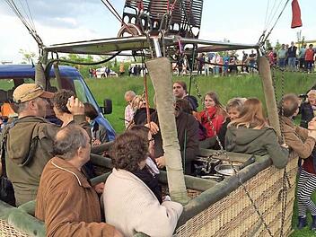 Kurz vor dem Start mussten die Gewinner der BRK Verlosung auf engen Raum im Korb des Heißluftballons untergebracht werden.  Foto: BRK