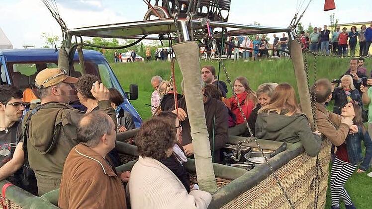 Kurz vor dem Start mussten die Gewinner der BRK Verlosung auf engen Raum im Korb des Heißluftballons untergebracht werden.  Foto: BRK