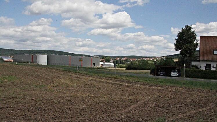 Zwischen dem Anwesen am Ortsausgang von Heubach (rechts) und dem Logistikzentrum (links), soll der spiegelgleiche Erweiterungsbau der Halle entstehen. Heubach und das Logistikzentrum rücken dann noch näher zueinander. Foto: Helmut Will