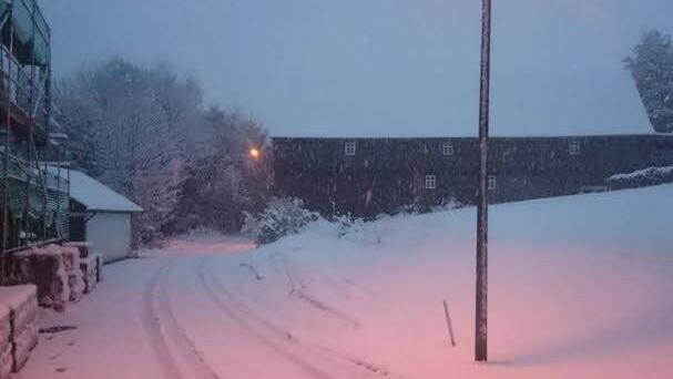 Lauenhain hüllte sich in ein weißes Kleid. Diesen winterlichen Anblick würde wohl kaum jemand auf Oktober datieren. Foto: Christian Conrad