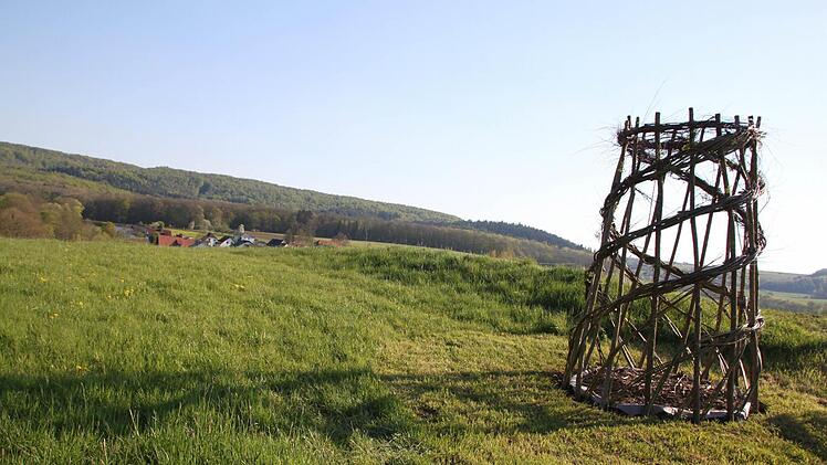 Auf einer Anhöhe über dem Ort soll er gestanden haben, der Blaue Turm - heute erinnert ein Weidengeflecht an das Bauwerk. Foto: Matthias Einwag