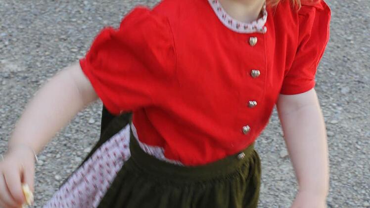 Auch die kleine Helena zeigte sich stolz in ihrer Tracht, die schon Mama Viktoria getragen hatte und die von Oma Vera K&auml;b aus Kottenbrunn - einer "Ha&szlig;berg-Tracht-Dame" geschneidert wurde.