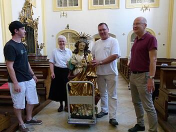 Schwester Ursula Dirmeier und Architekt Alwin Zenkel (rechts) freuen sich mit Mitarbeitern der Kirchenmalerfirma Hofmann (Königsfeld) über die Rückkehr der restaurierten Heiligen in die Institutskirche. Fotos: Marion Krüger-Hundrup