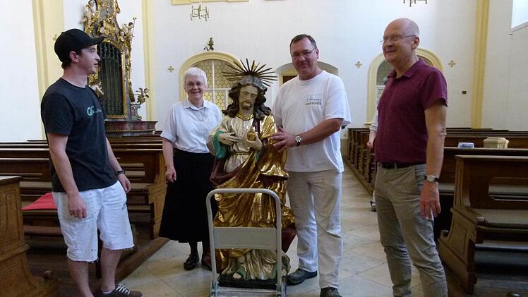 Schwester Ursula Dirmeier und Architekt Alwin Zenkel (rechts) freuen sich mit Mitarbeitern der Kirchenmalerfirma Hofmann (Königsfeld) über die Rückkehr der restaurierten Heiligen in die Institutskirche. Fotos: Marion Krüger-Hundrup