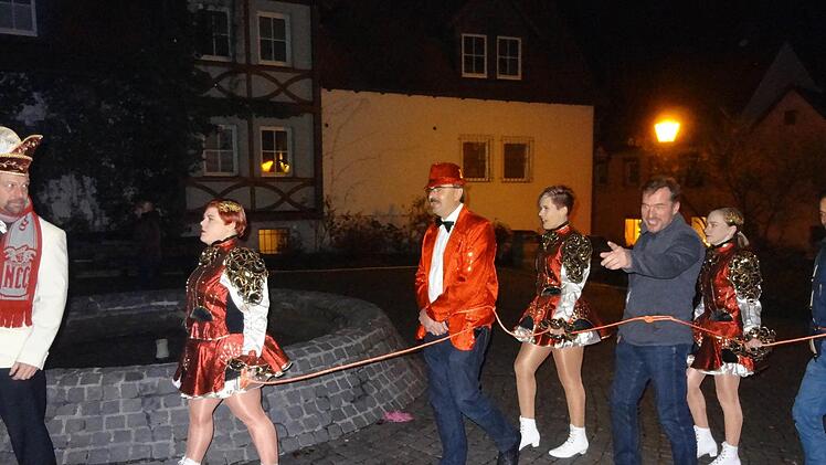 Der N&uuml;dlinger B&uuml;rgermeister Harald Hofmann und die Gemeinder&auml;te werden von Garde-M&auml;dels abgef&uuml;hrt.  Foto: Pierre Strecker