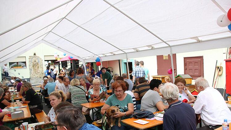 Ein großes Festzelt im Hof bot Schutz vor der Sonne. Foto: Dieter Britz