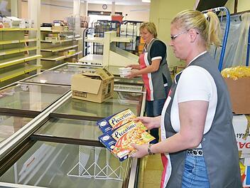 Noch stehen Heidi Konrad (r.) und Petra Fellmann vor leeren Regalen, Theken und Vitrinen. Am Mittwoch wird alles mit Frischware gefüllt sein.  Foto: K.- H. Hofmann