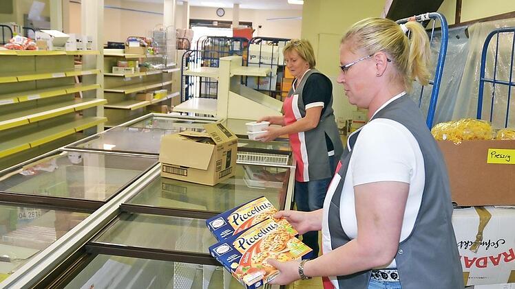 Noch stehen Heidi Konrad (r.) und Petra Fellmann vor leeren Regalen, Theken und Vitrinen. Am Mittwoch wird alles mit Frischware gefüllt sein.  Foto: K.- H. Hofmann