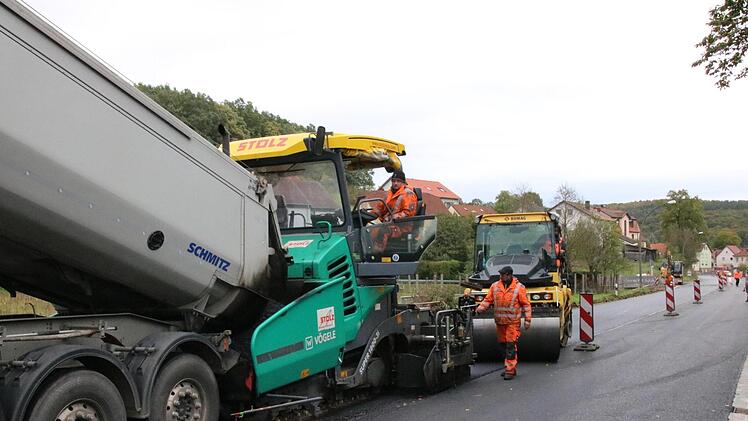 Die Bundesstraße durch Arnshausen wurde gestern asphaltiert, kommende Woche folgt die Verschleißschicht. Foto: Ralf Ruppert