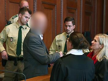 m Oktober 2017 wurde  Wolfgang P. (M), zu lebenslanger Haft verurteilt. Der "Reichsbürger" hatte vor einer geplanten Razzia in seinem Haus einen Polizisten erschossen.  Aktuell leben rund 70 Reichsbürger in der Region Main-Rhön.  Foto: Daniel Karmann/dpa