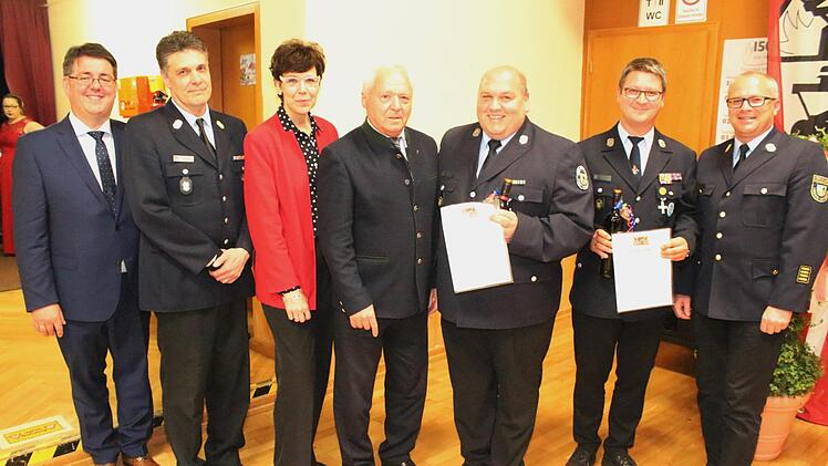 Ehrung für 25-jährigen aktiven Feuerwehrdienst von links nach rechts Bürgermeister Udo Dauer, Kommandant Jochen Bauer, Landtagsabgeordnete Susann Biedefeld, stellvert. Landrat Helmut Fischer, Ronny Reichenbach, Michael Dauer und Kreisbrandrat Timm Vogler. Fotos: Roland Dietz