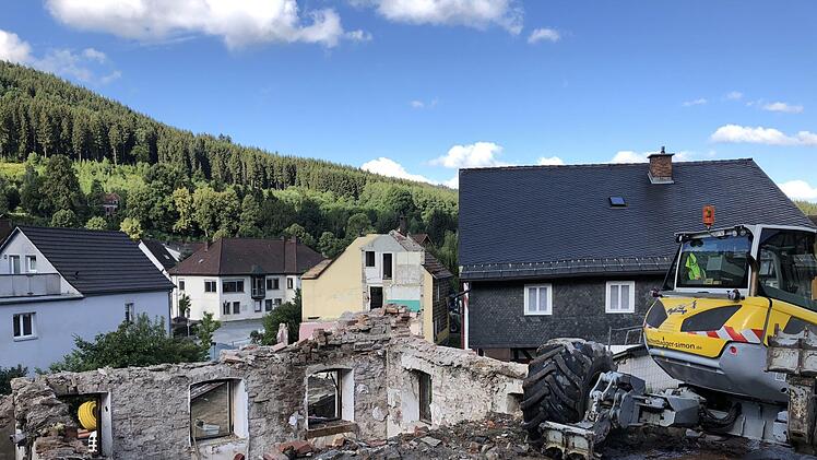 Abrissarbeiten in Wallenfels. Foto: Alexander Löffler