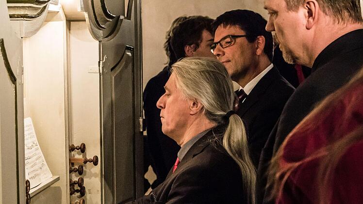 Stimmungsvoll: Ein Projektchor mit Sängern aus der Region Coburg, aus Thüringen, Sachsen und Sachsen-Anhalt gestaltete ein Konzert in Niederfüllbach.Foto: Jochen Berger