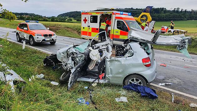 Zusammensto&Atilde;&Yuml; mit Lasterwagen: Autofahrer aus Kleinwagen befreit