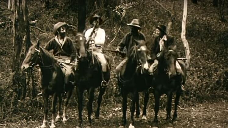 "The Story of the Kelly Gang" (1906) war rund 70 Minuten lang und der erste Spielfilm.