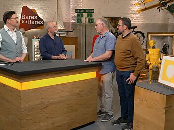 Colmar Schulte-Goltz (links) kl&auml;rt Horst Lichter (Zweiter von links) sowie die Kandidaten Helmut und Julian (rechts) &uuml;ber das Bild mit dem Titel "Gelb" auf.