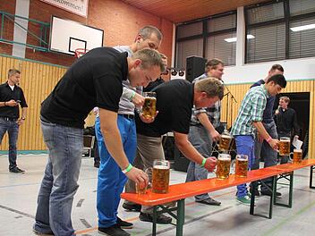 An die Krüge, fertig, los - Beginn des Maßkrugstemmens.