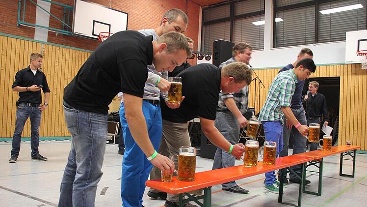 An die Krüge, fertig, los - Beginn des Maßkrugstemmens.