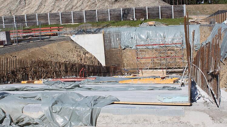Bei Wiegand-Glas entsteht derzeit die neue Scherbenaufbereitungsanlage, weltweit wohl ein einmaliges Projekt. Foto: Veronika Schadeck