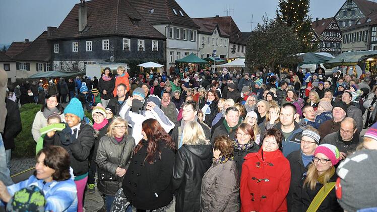 Dicht an dicht standen die Besucher bei Ziehung der Gewinner der Weihnachtstombola. Foto: Ingrid Kohles