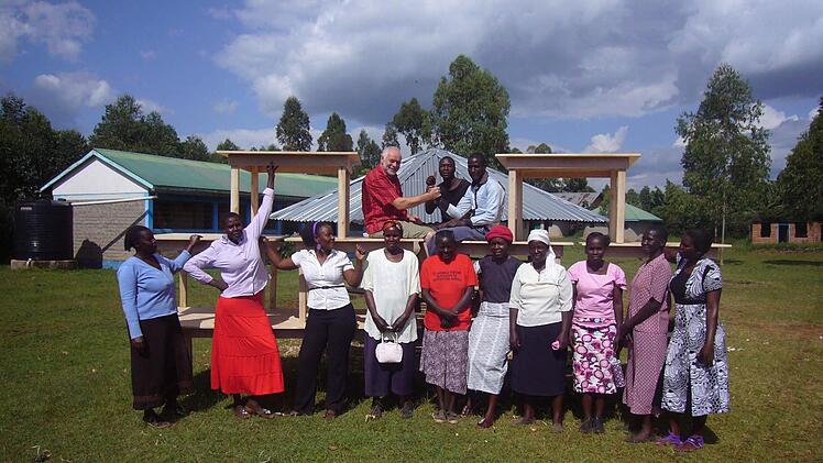 Große Begeisterung herrschte im "Witwendorf" über die neuen Tische, die Peter Klug aus Oberschwappach mit seinen Helfern baute.