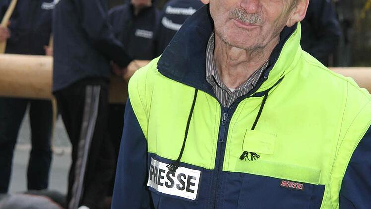 ...doch als die "Diebe" dann den Baum unversehrt zurückbrachten, ließen die Danndorfer selbstverständlich eine Brotzeit springen.