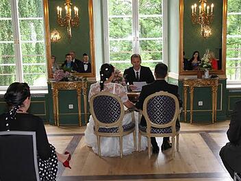 Glamourös ist das Ambiente bei der Trauung auf Schloss Jägersburg. Foto: Mathias Erlwein