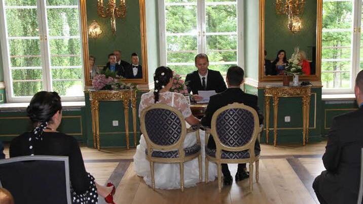 Glamourös ist das Ambiente bei der Trauung auf Schloss Jägersburg. Foto: Mathias Erlwein