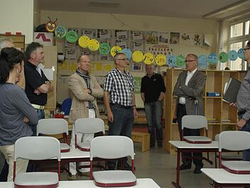 Zuviel für die Fassade, zu wenig für die Schüler? Der Trimberger Gemeinderat Bernhard Büttner (2. von links) übt erhebliche Kritik an der vorliegenden Planung der Johannes-Petri-Schule.  Foto: Winfried Ehling