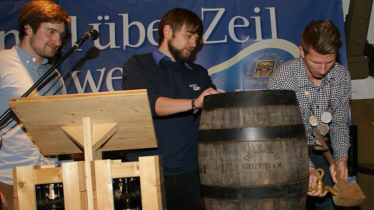 Das Anstecken des ersten Fasses Fastenbock überließ Franz-Josef Göller diesmal der Jugend (von links) Max und Fritz Göller sowie Bierprinz Sebastian Gocker. Foto: Sabine Weinbeer