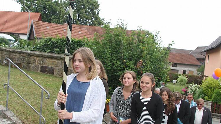 Mit einer Kirchenparade zogen die Berndorfer in die Friedenskirche ein.