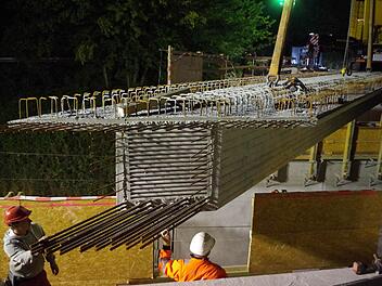 Langsam hebt der schon in Kronach eingesetzte Spezialkran die Brückenfertigteile ein. Foto: Veronika Schadeck