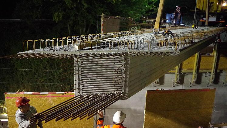 Langsam hebt der schon in Kronach eingesetzte Spezialkran die Brückenfertigteile ein. Foto: Veronika Schadeck