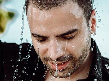 Hier macht dem Würzburger Manuel das Wasser noch nichts aus.Alle Infos zu "Die Bachelorette" im Special bei RTL.de: http://www.rtl.de/cms/sendungen/show/die-bachelorette.html Foto: MG RTL D