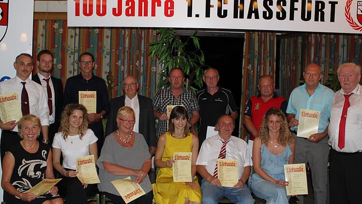 Seit 25 Jahren engagieren sich diese Frauen und Männer in vielfältiger Weise für ihren FC Haßfurt.