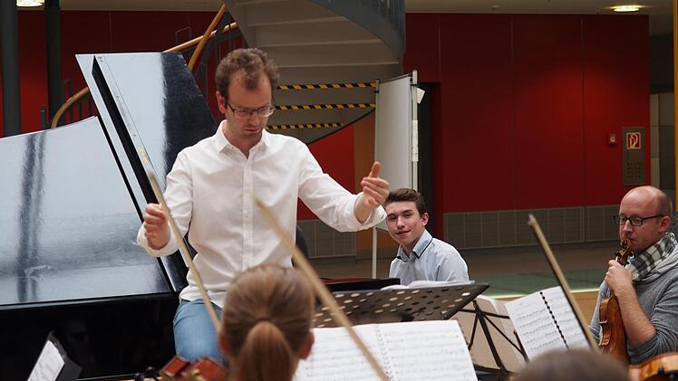 Dirigent Néstor Bayona bei der Arbeit mit dem Orchester. Im Hintergrund Pianist Giovanni Antonio Gromek Nicole Julien-Mann
