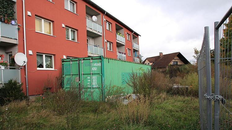 Schon seit Jahren steht dieser Baucontainer vor Wohnungsfenstern.  Foto: Andreas Dorsch