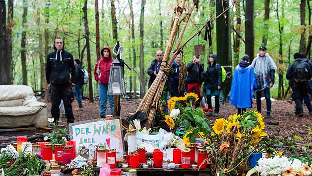 Kerpen: Teilnehmer der Demonstration gegen die Rodung des Hambacher Forsts stehen an der Stelle, an der ein Journalist starb, als er von einem Baumhaus fiel. Foto: Christophe Gateau/dpa