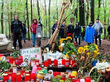Kerpen: Teilnehmer der Demonstration gegen die Rodung des Hambacher Forsts stehen an der Stelle, an der ein Journalist starb, als er von einem Baumhaus fiel. Foto: Christophe Gateau/dpa