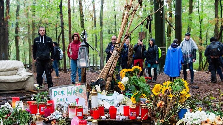 Kerpen: Teilnehmer der Demonstration gegen die Rodung des Hambacher Forsts stehen an der Stelle, an der ein Journalist starb, als er von einem Baumhaus fiel. Foto: Christophe Gateau/dpa