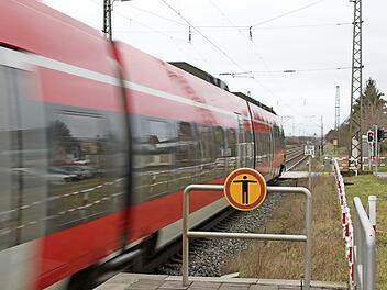 Am Bahnübergang Altendorf soll nichts beim Alten bleiben. Wie die Änderungen konkret aussehen werden, entscheidet sich nun im Planfeststellungsverfahren. Foto: Hans Kurz
