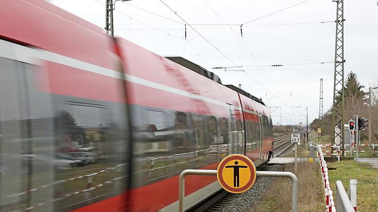 Am Bahnübergang Altendorf soll nichts beim Alten bleiben. Wie die Änderungen konkret aussehen werden, entscheidet sich nun im Planfeststellungsverfahren. Foto: Hans Kurz