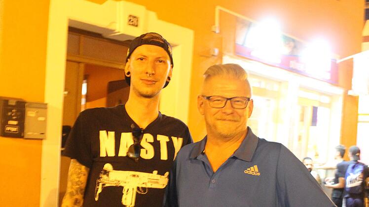 Auch mit den Jugendlichen und mit den Wirten sprach Bürgermeister Frank Wilzok. Das kam bestens an. Foto: Sonny Adam