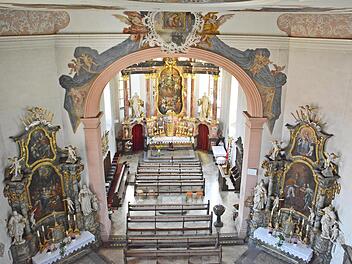 Der prächtig gestaltete Innenraum der Pfarrkirche Mariä Himmelfahrt in Großwenkheim mit den beiden Seitenaltären und dem Chorraum. Mittelpunkt dort ist der Hochaltar mit dem Bild der Aufnahme Mariens in Himmel.
